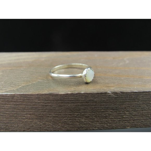 Size 6 Sterling Silver Dainty Round White Shell Band Ring Vintage Statement - Picture 2 of 6